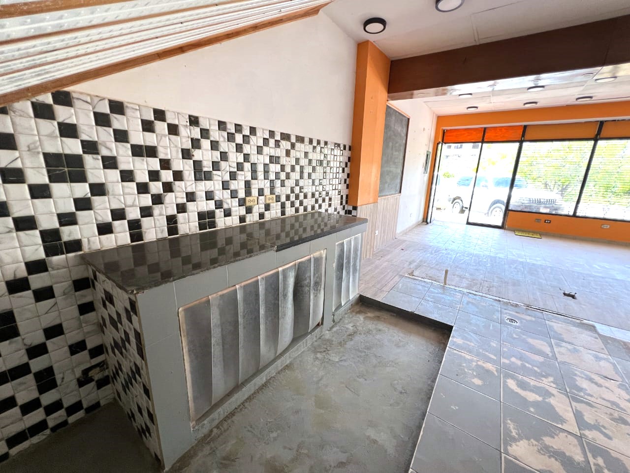 EXCELENTE LOCAL EN VENTA EN  MARGARITA  ZONA ESTE