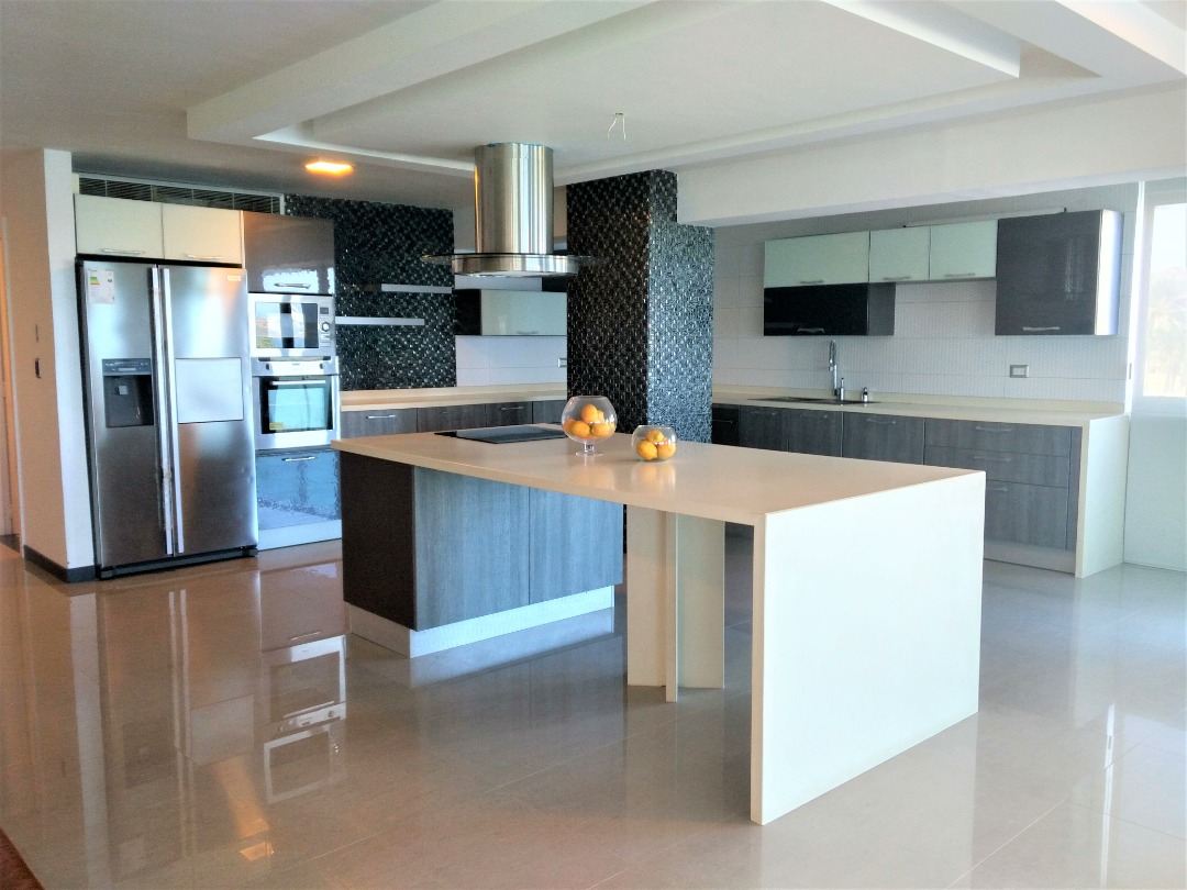 LAS OLAS CONDOMINIUM A LA ORILLA DEL MAR